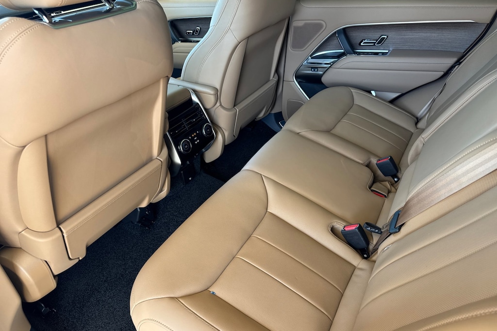 2026 Land Rover Range Rover SE photo 4