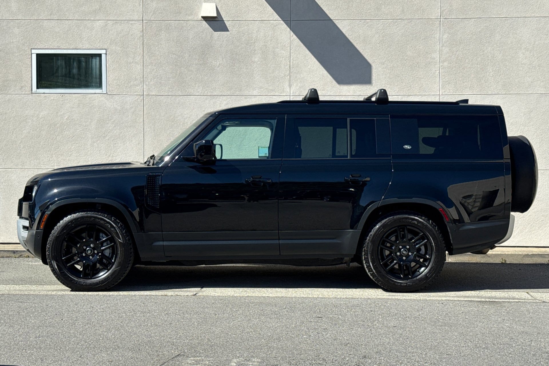 2023 Land Rover Defender S photo 4