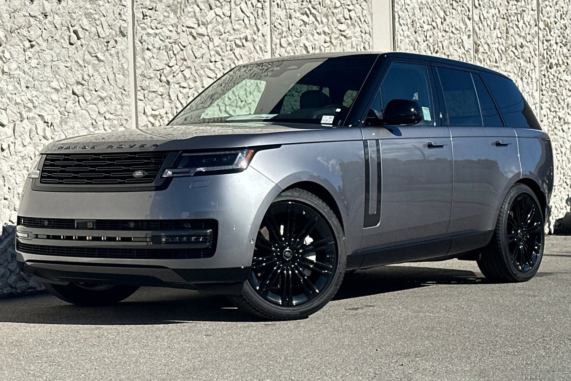 2025 Land Rover Range Rover SE's photo