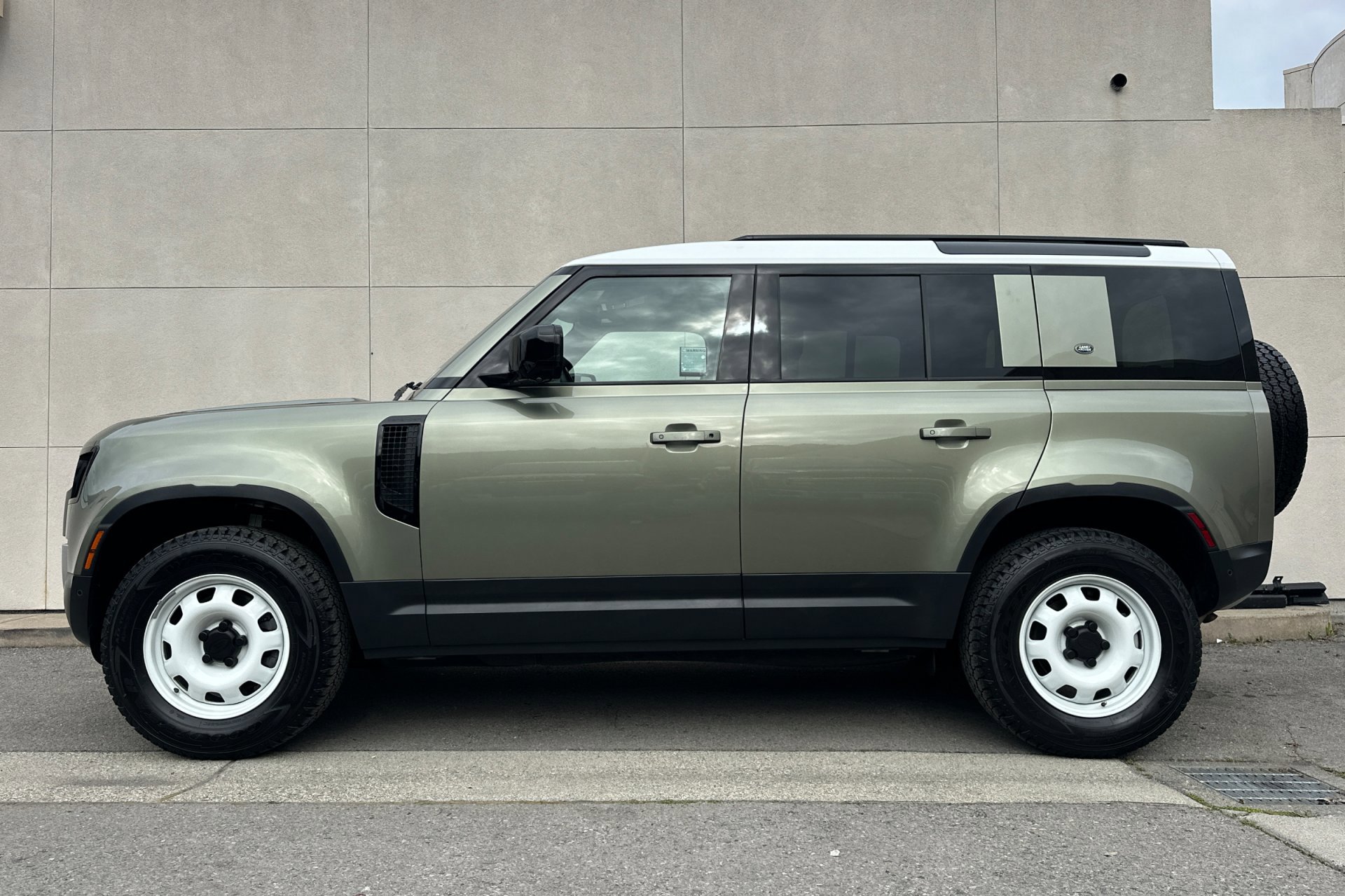 2023 Land Rover Defender S photo 4