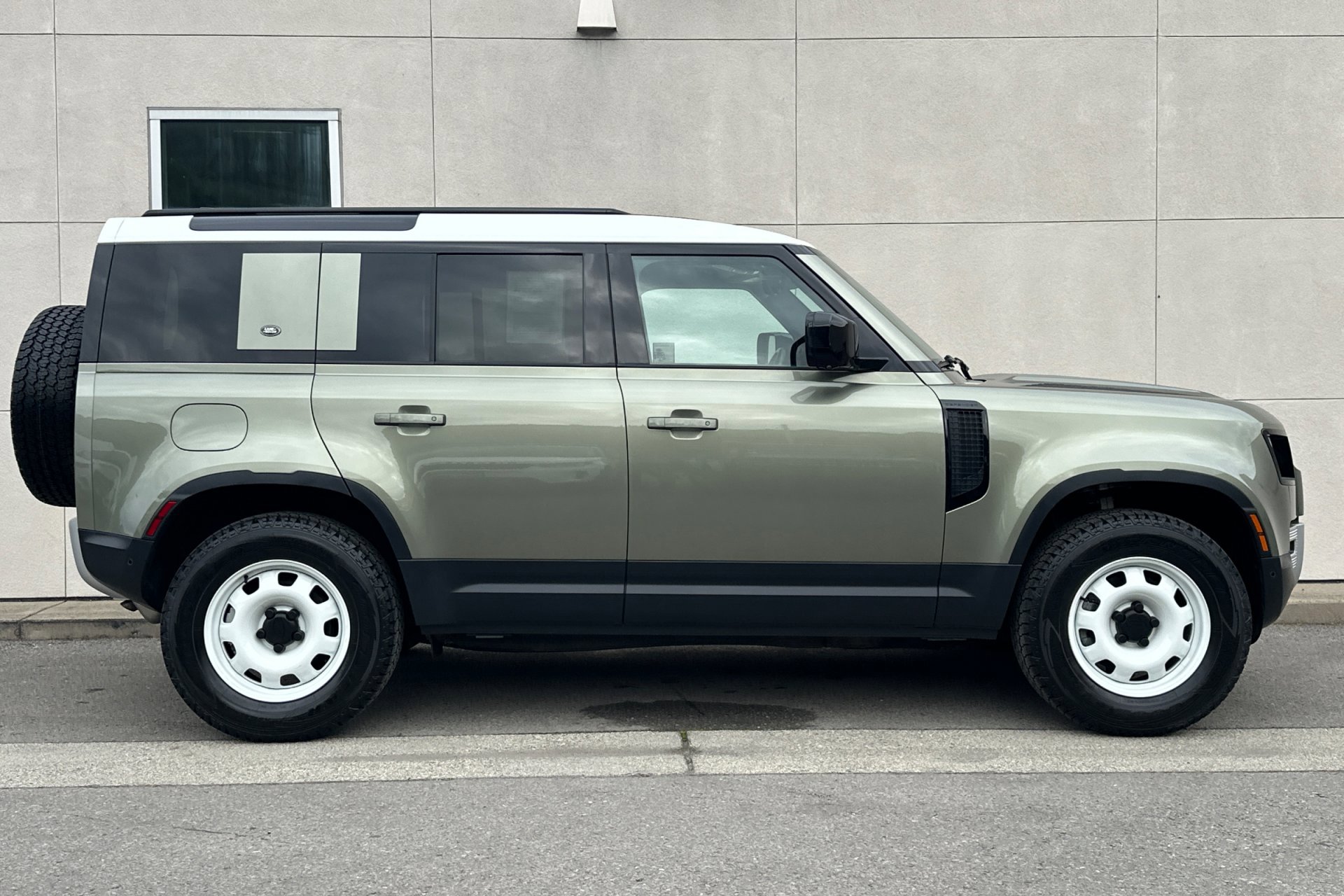 2023 Land Rover Defender S photo 3