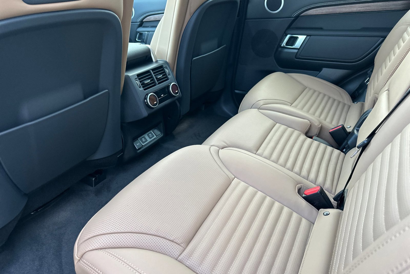 2025 Land Rover Discovery SE photo 4