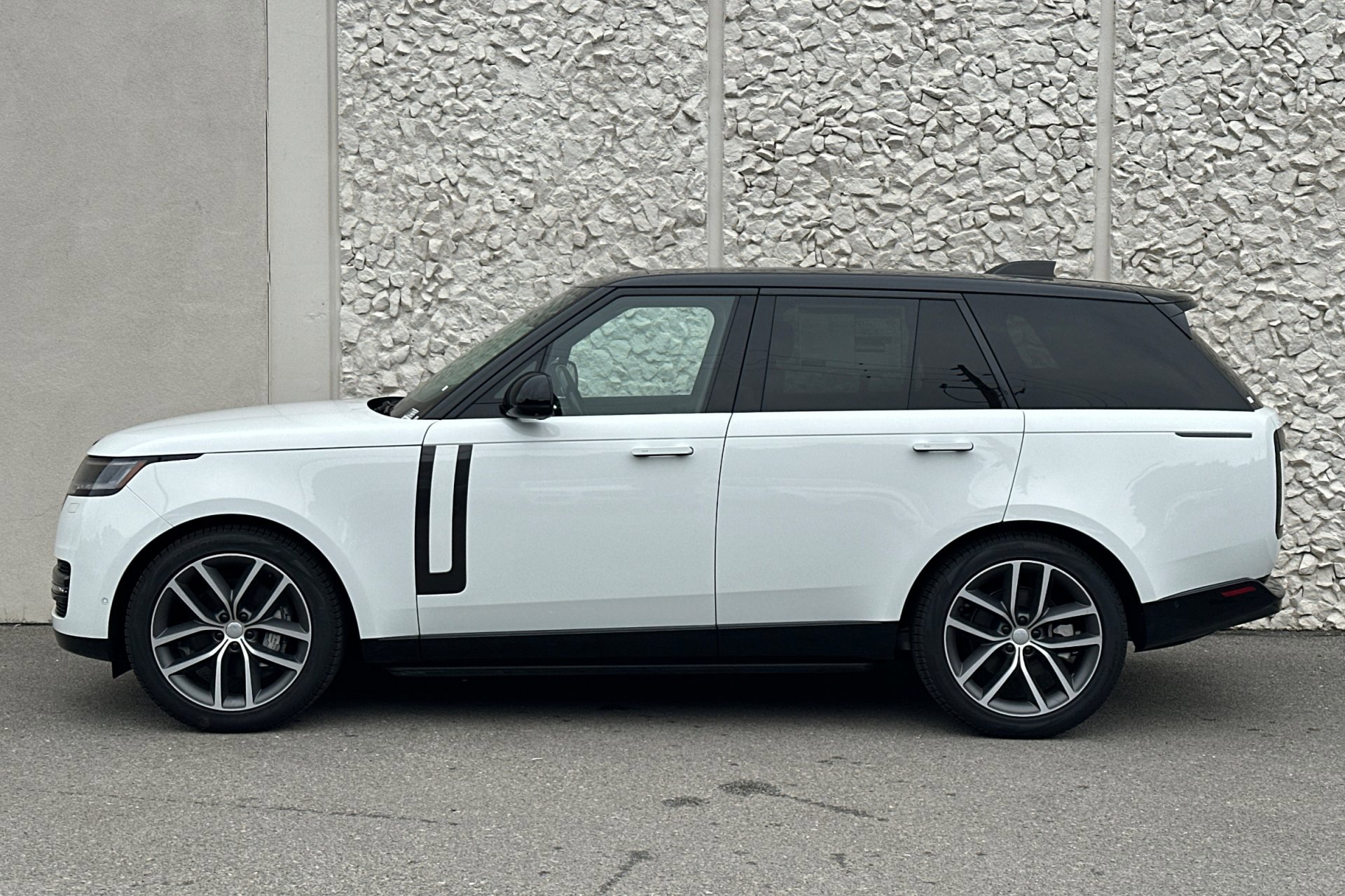 2025 Land Rover Range Rover SE photo 4