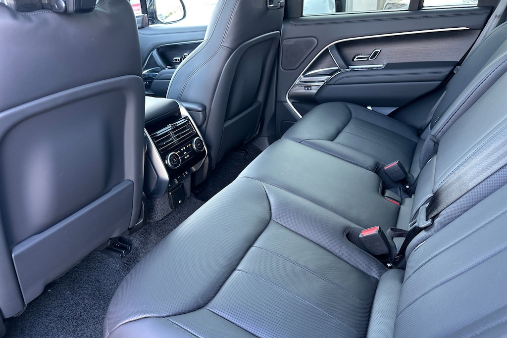 2026 Land Rover Range Rover SE photo 4