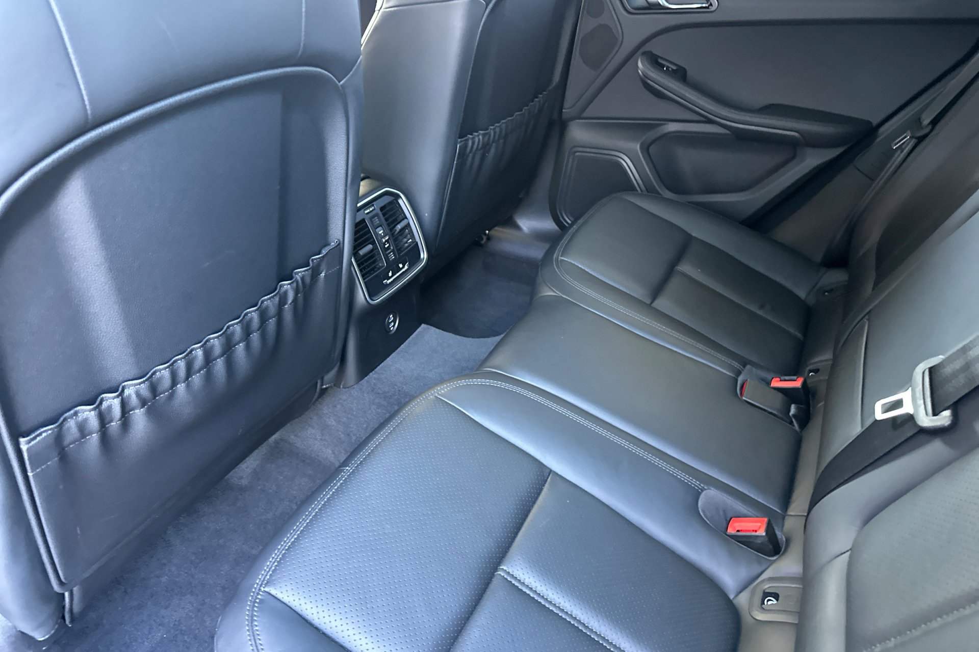 2023 Porsche Macan S photo 3