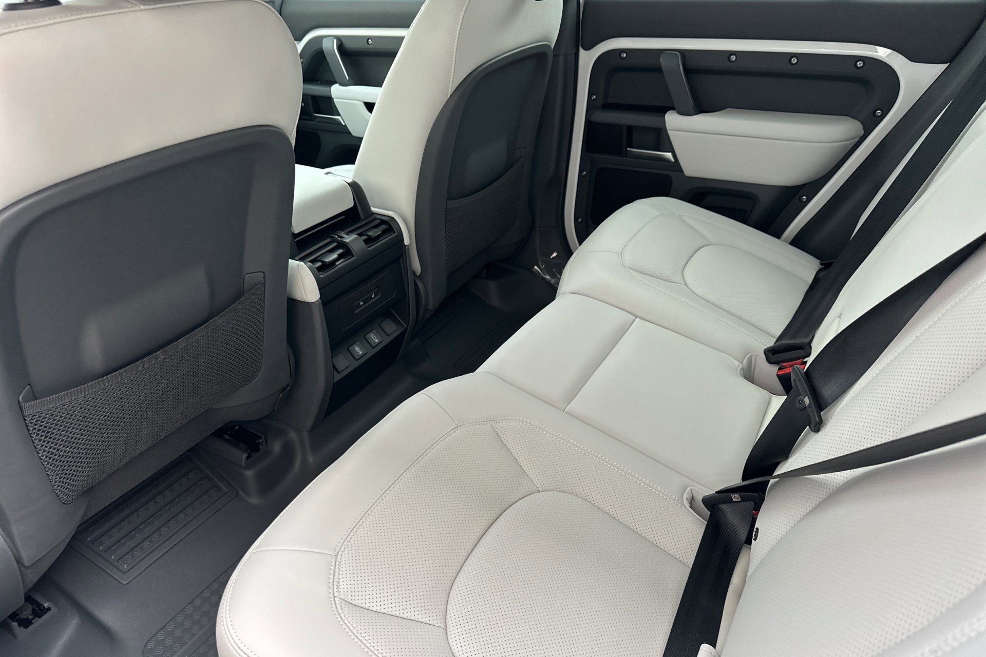 2026 Land Rover Defender 110 S photo 4