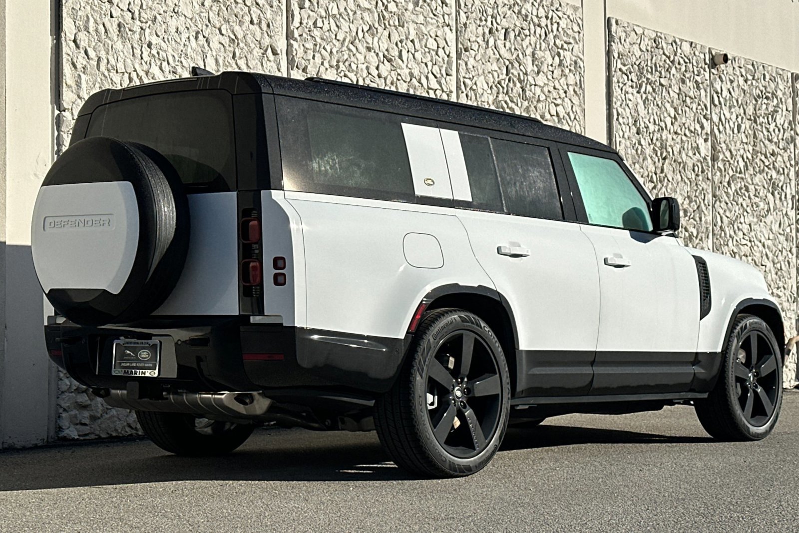 2024 Land Rover Defender X-Dynamic SE photo 2