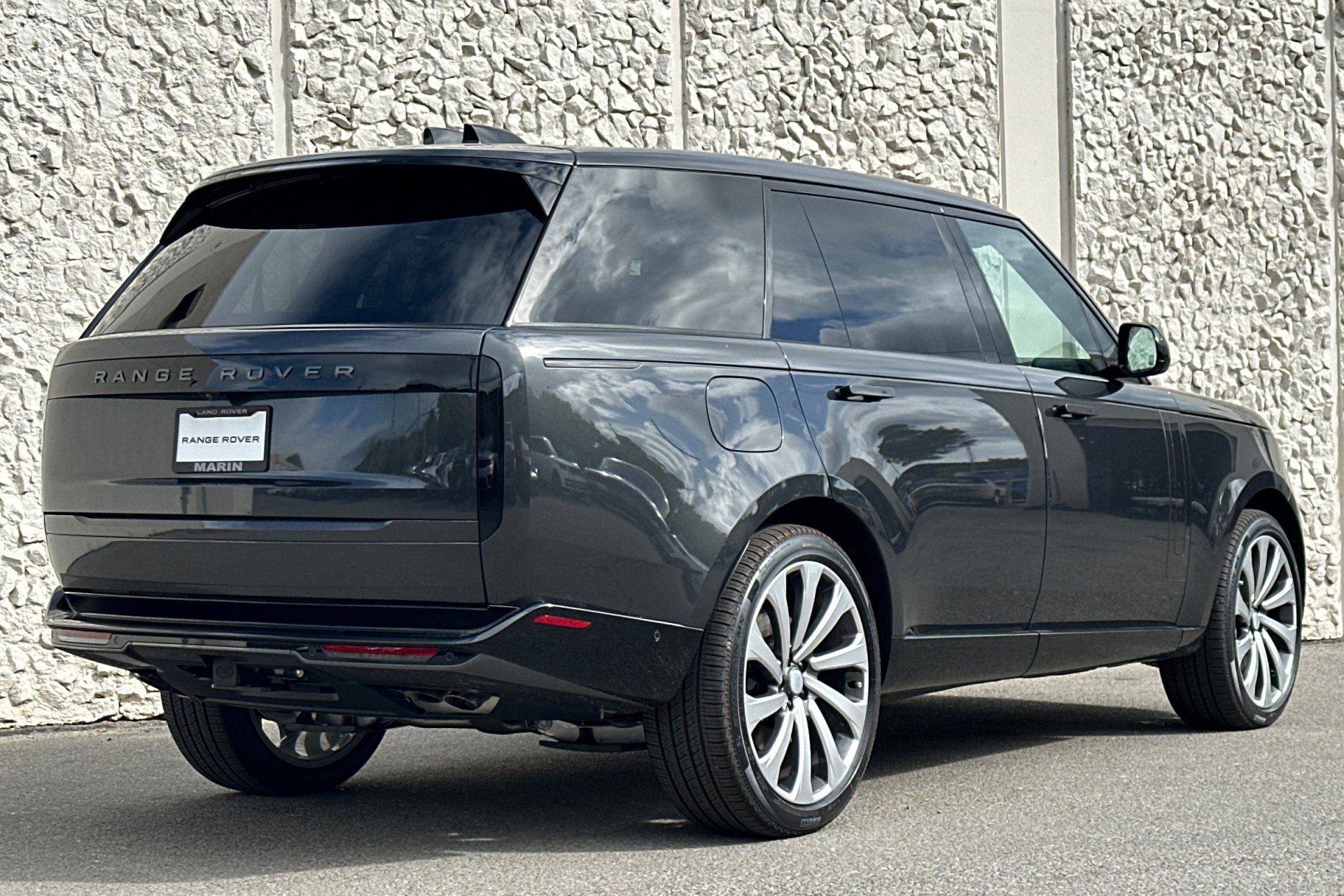 2025 Land Rover Range Rover SE photo 2