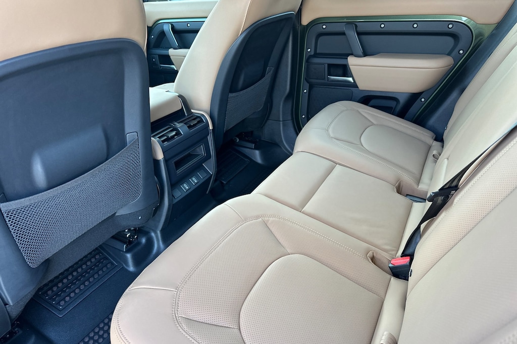 2026 Land Rover Defender 110 X-Dynamic SE photo 4