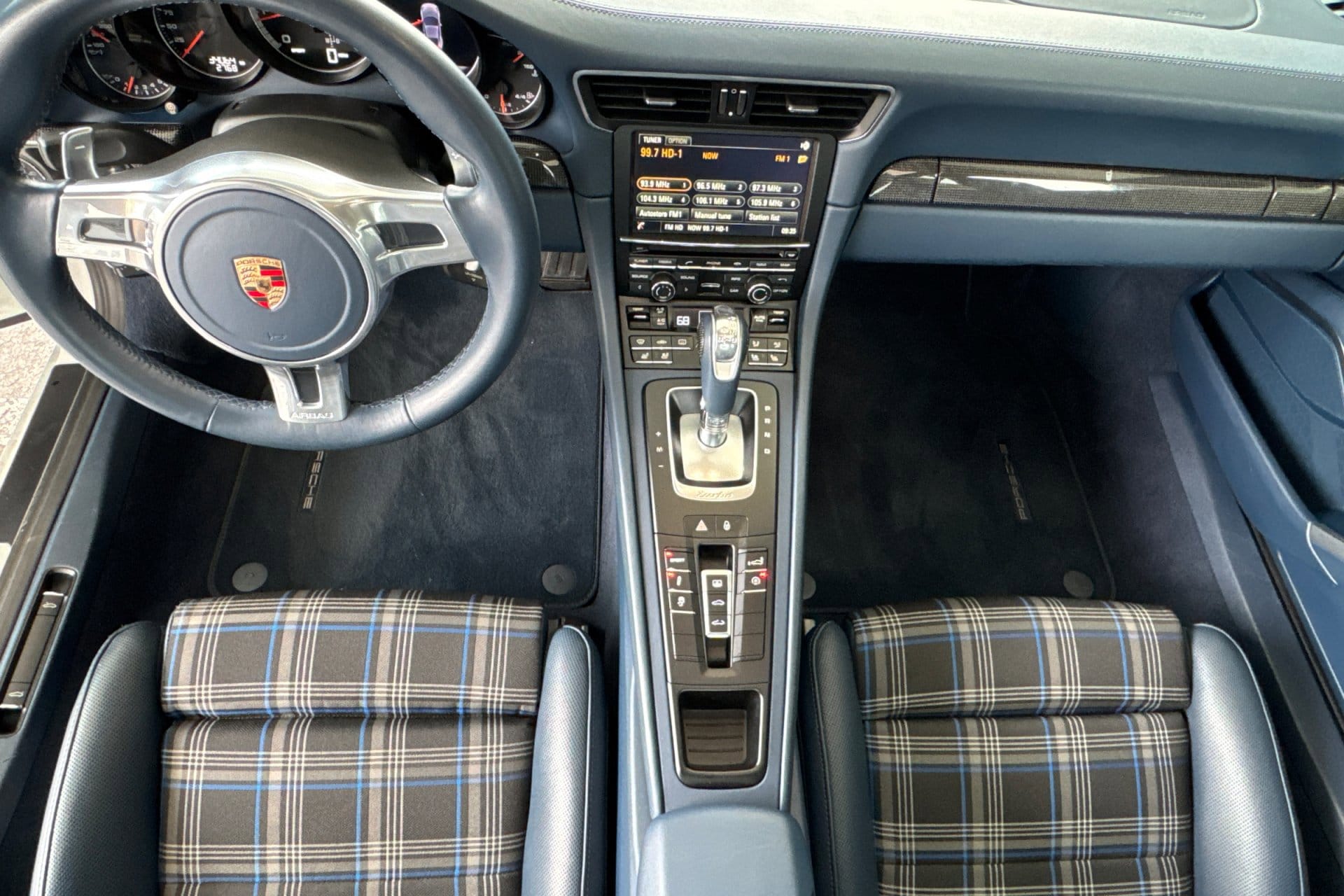 2015 Porsche 911 Turbo photo 2