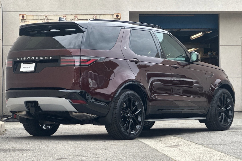 2026 Land Rover Discovery photo 2