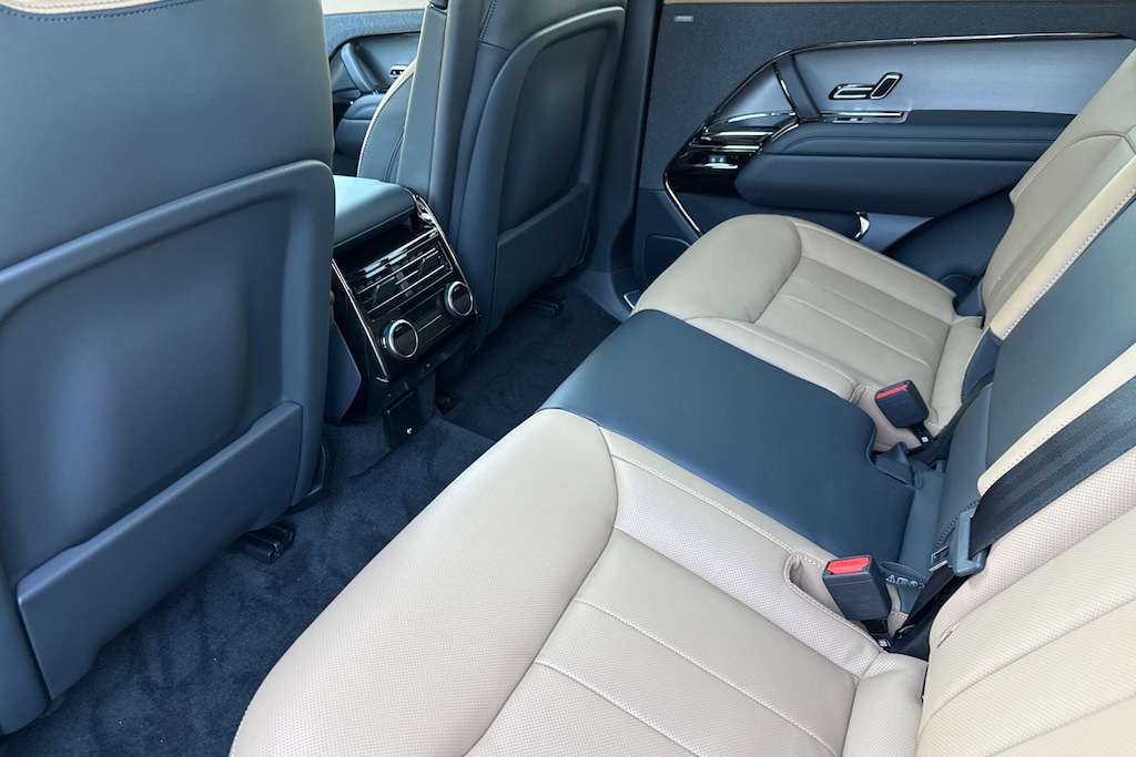 2026 Land Rover Range Rover Sport SE photo 4