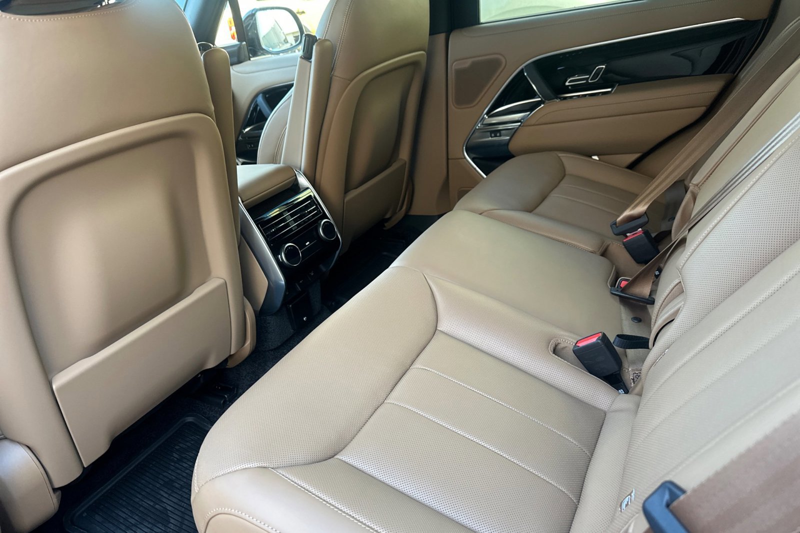 2025 Land Rover Range Rover SE photo 4