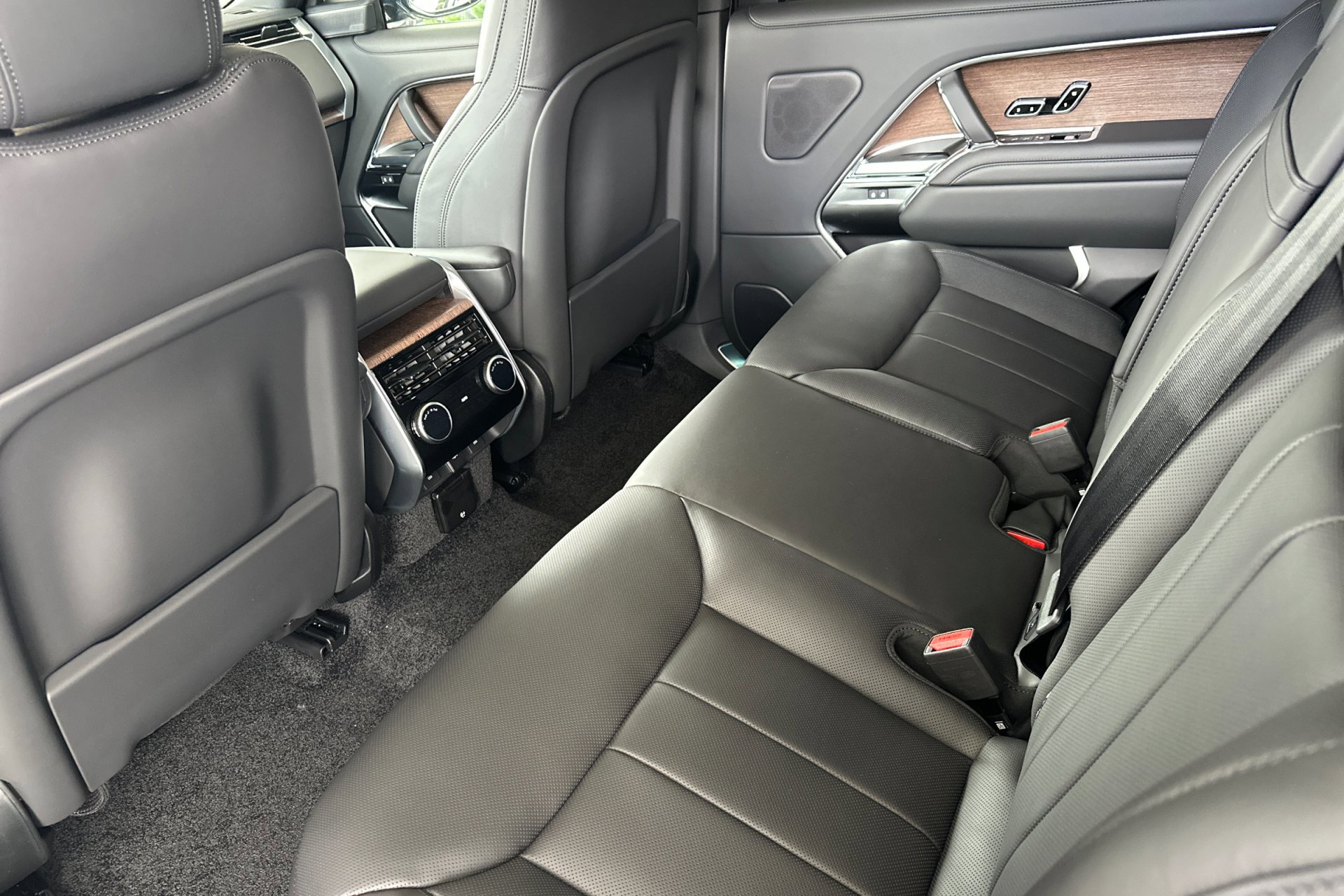 2025 Land Rover Range Rover SE photo 4