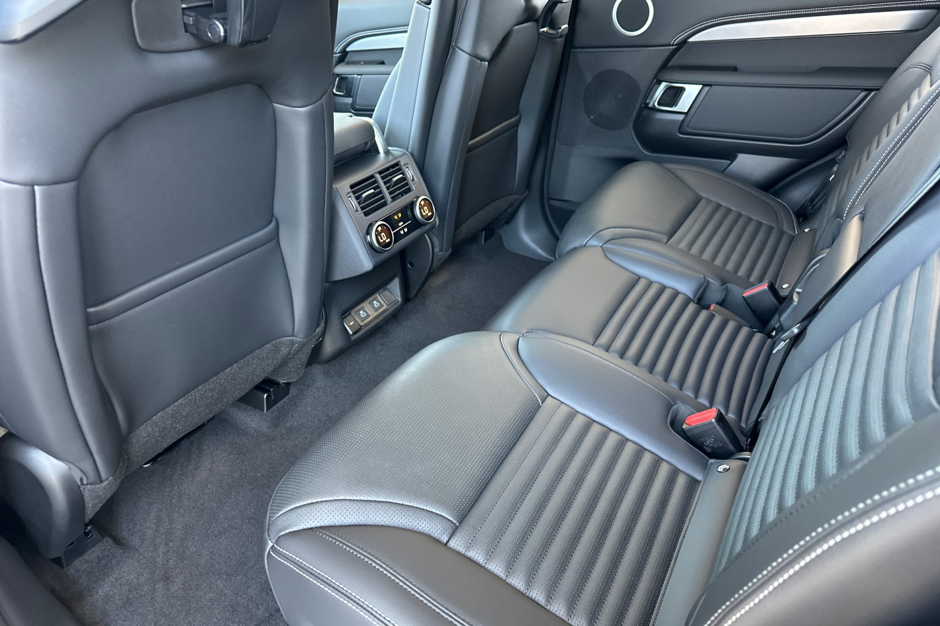 2025 Land Rover Discovery SE photo 3