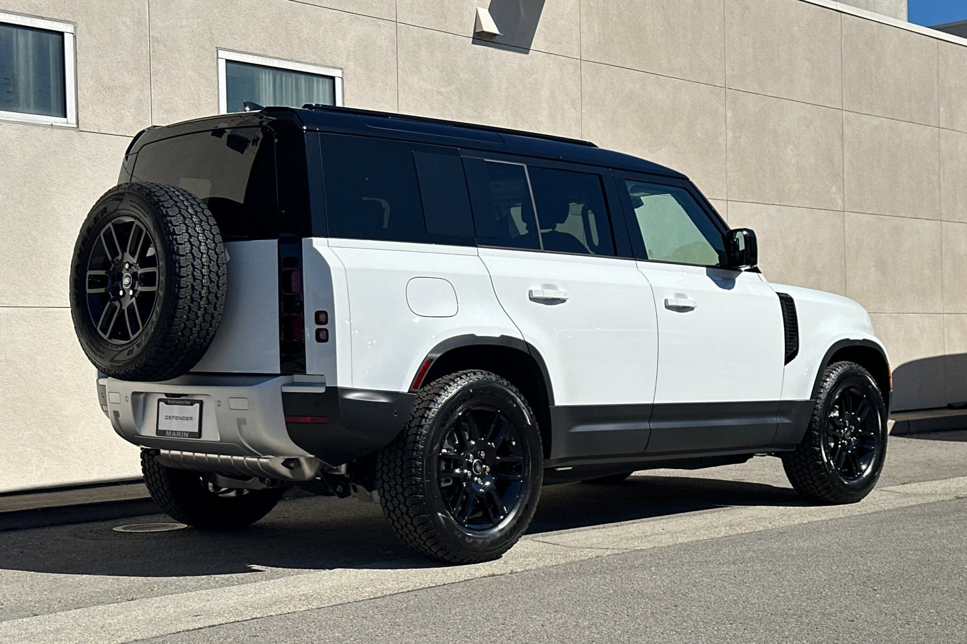 2025 Land Rover Defender 110 S photo 2