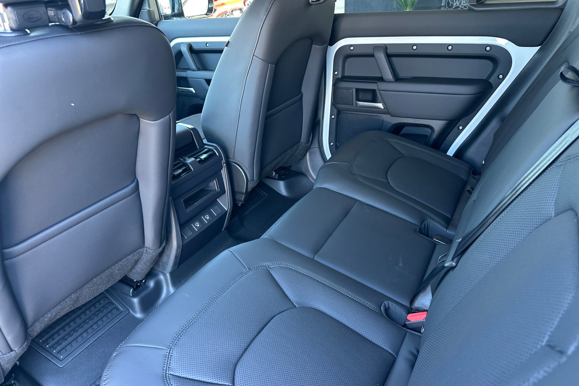 2025 Land Rover Defender 110 S photo 4