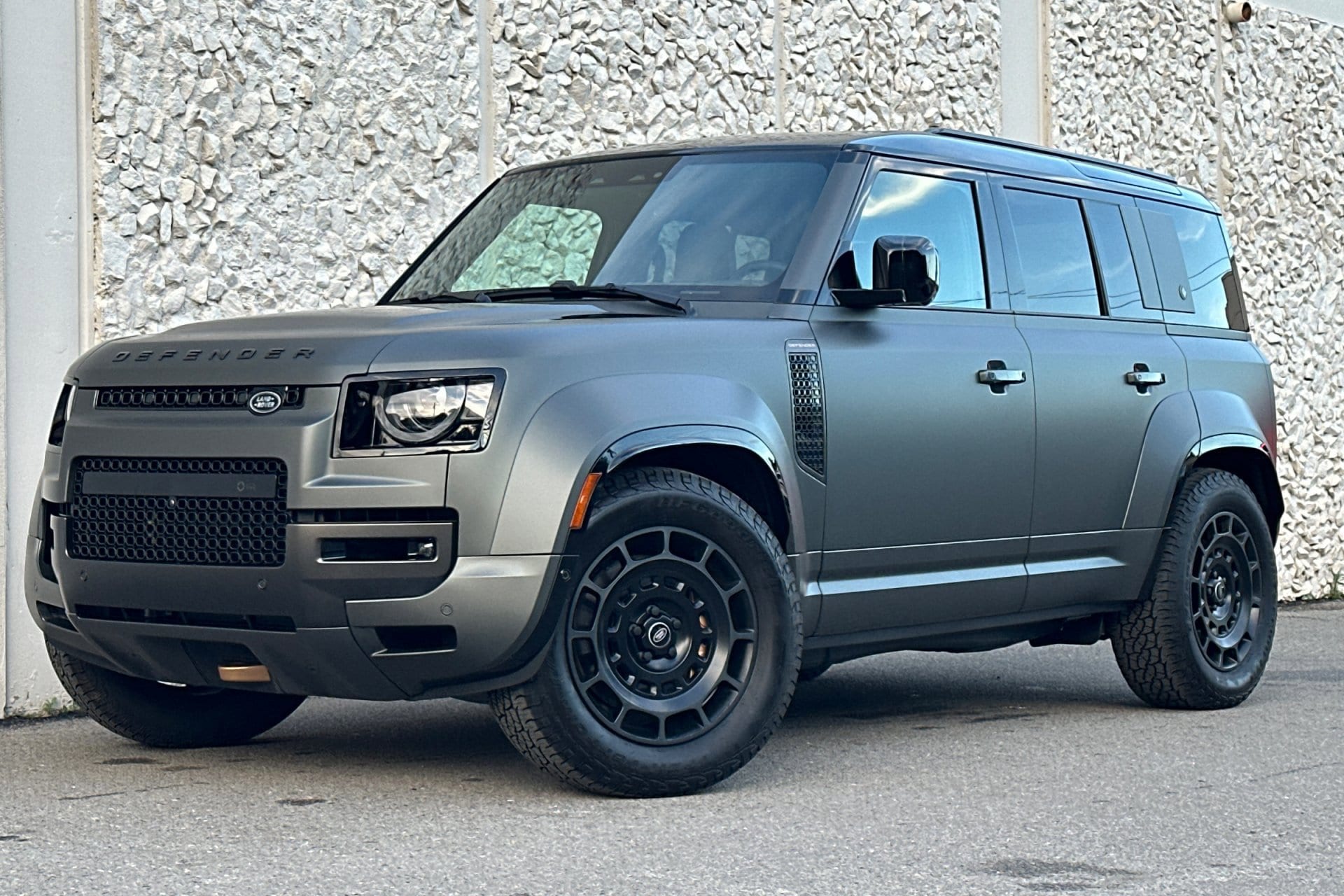 2025 Land Rover Defender Octa Edition One's photo