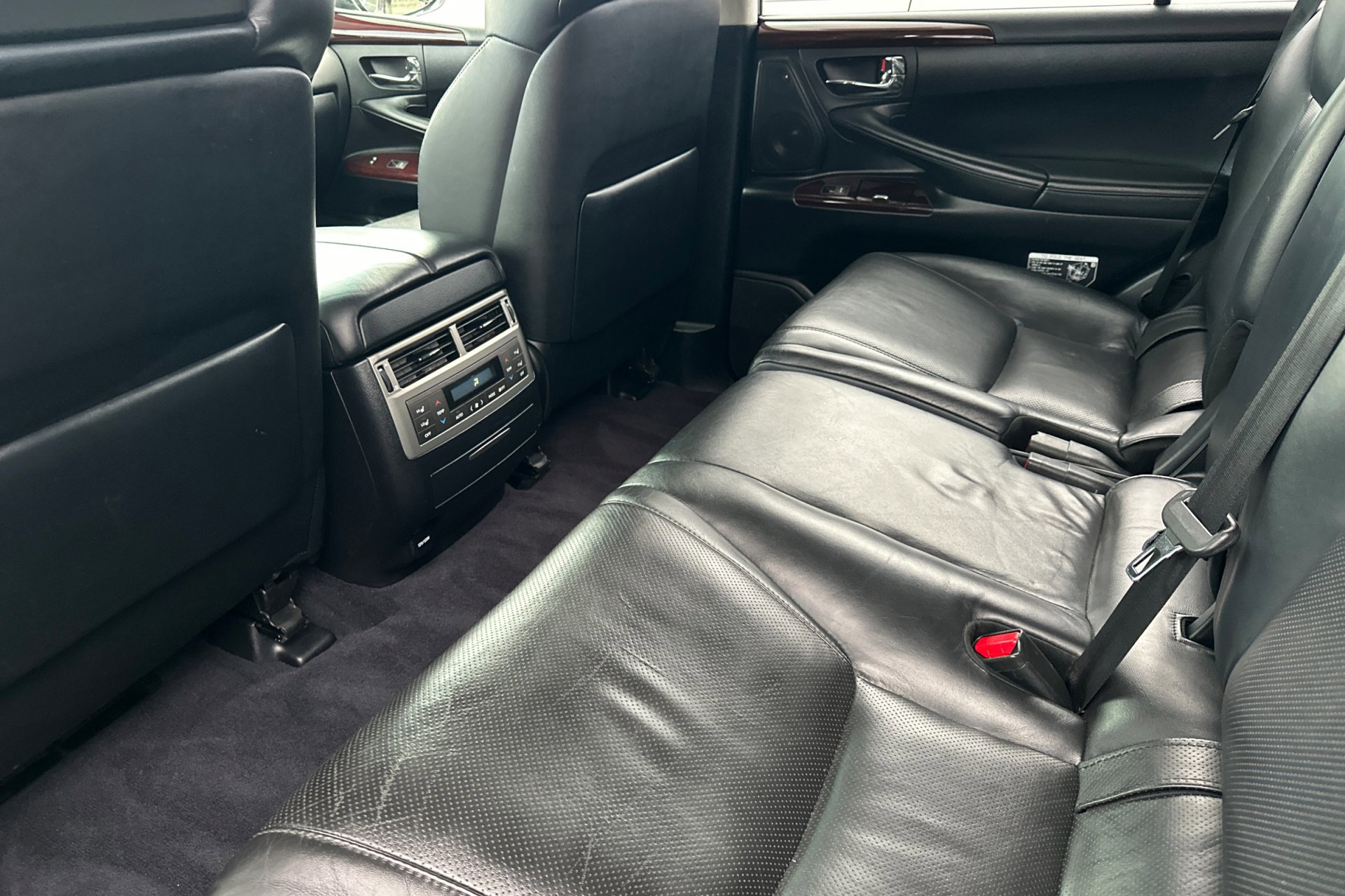 2014 Lexus LX 570 photo 4