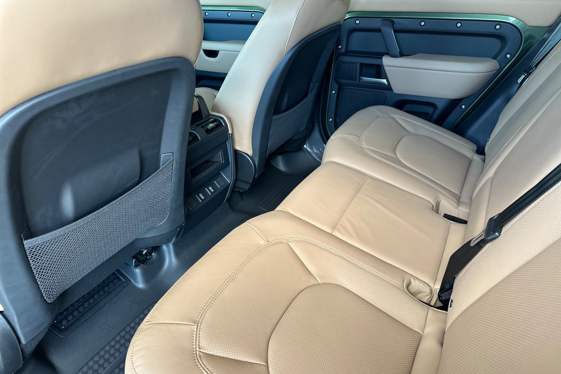 2026 Land Rover Defender 110 X-Dynamic SE photo 3