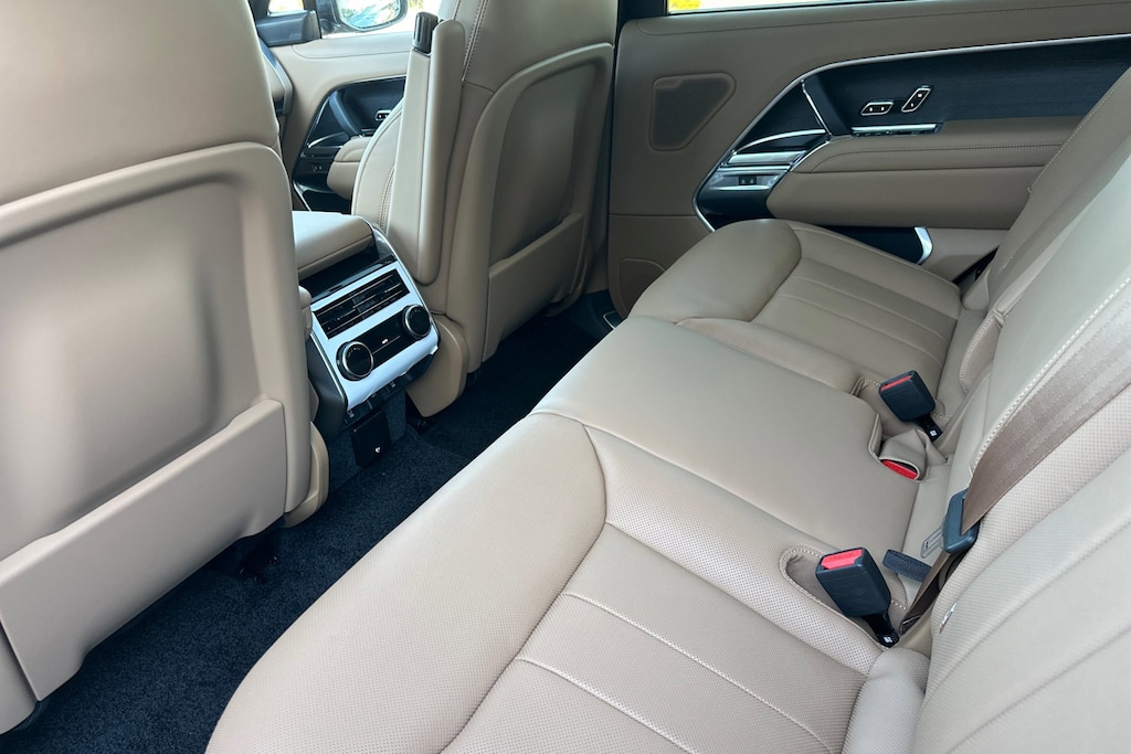 2026 Land Rover Range Rover SE photo 3
