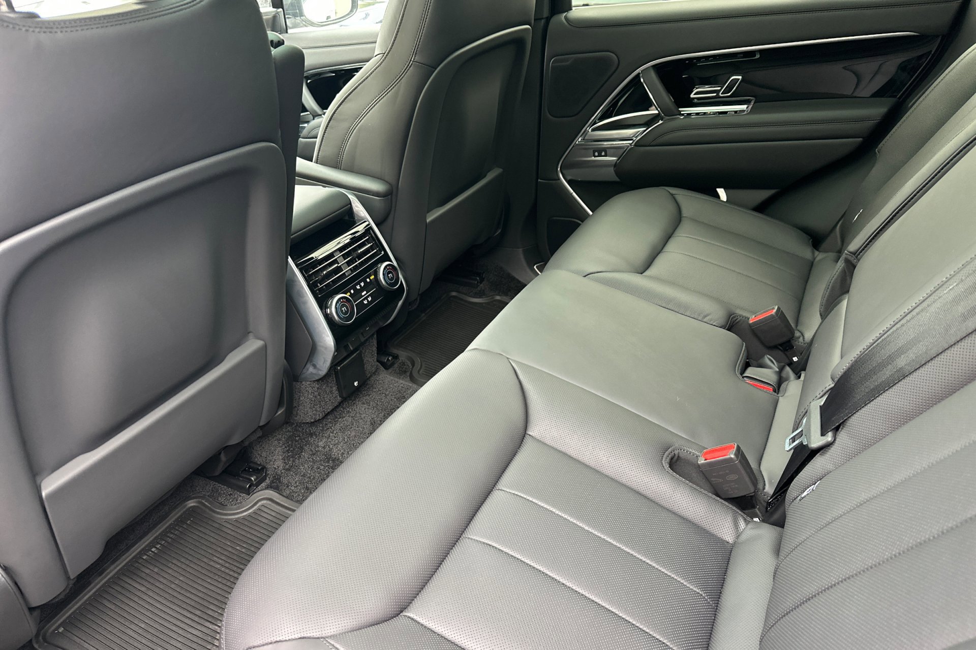 2025 Land Rover Range Rover SE photo 3