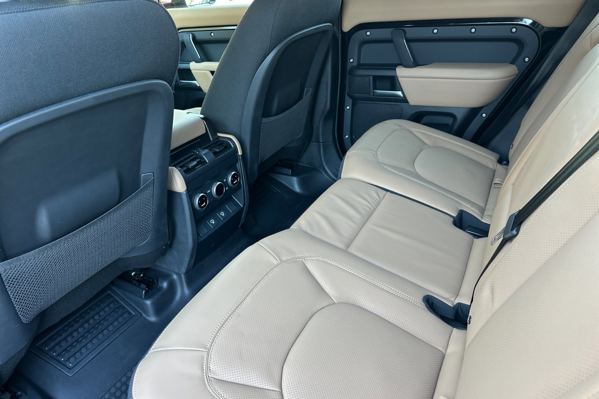 2025 Land Rover Defender 110 V8 photo 4