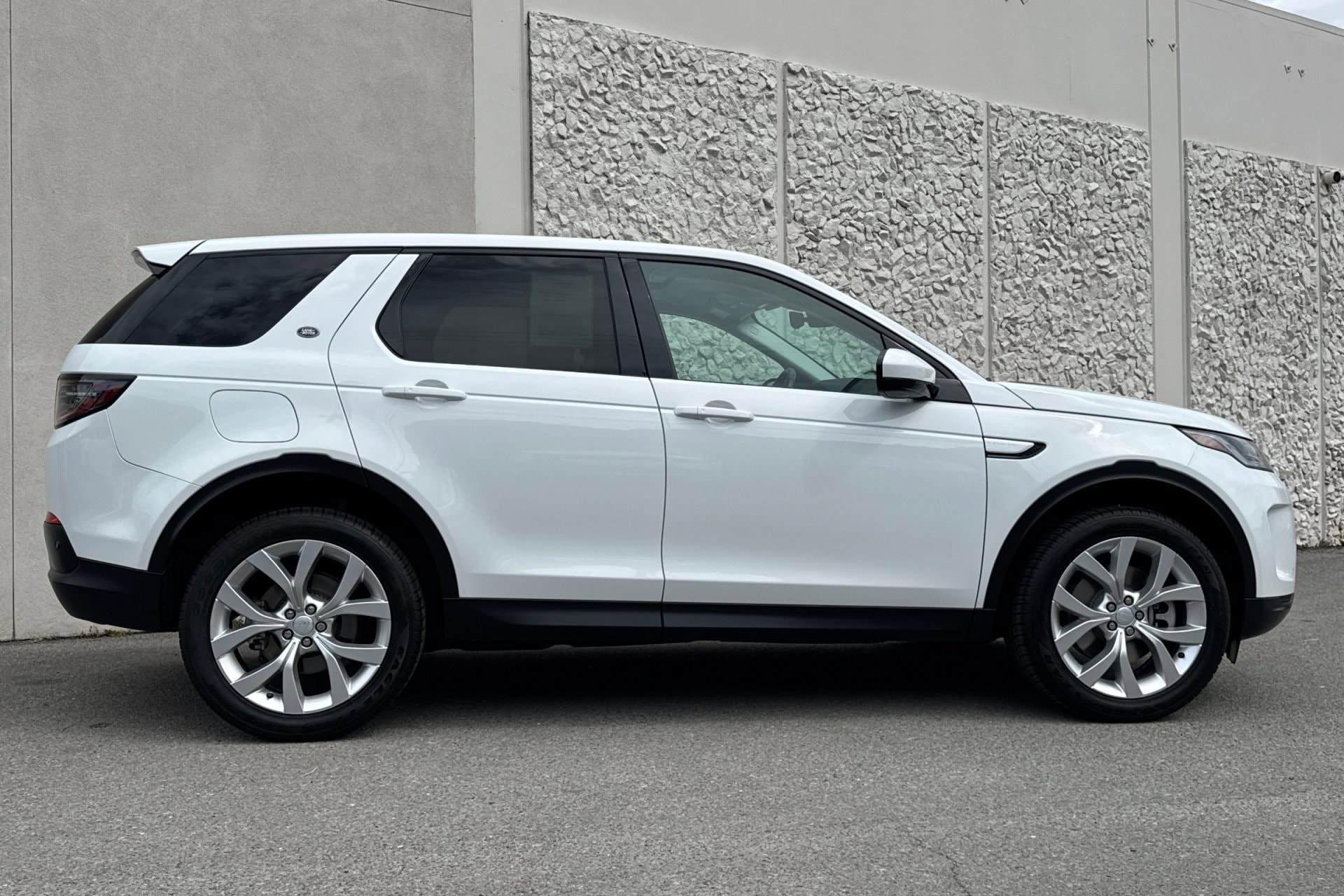 2023 Land Rover Discovery Sport SE photo 3