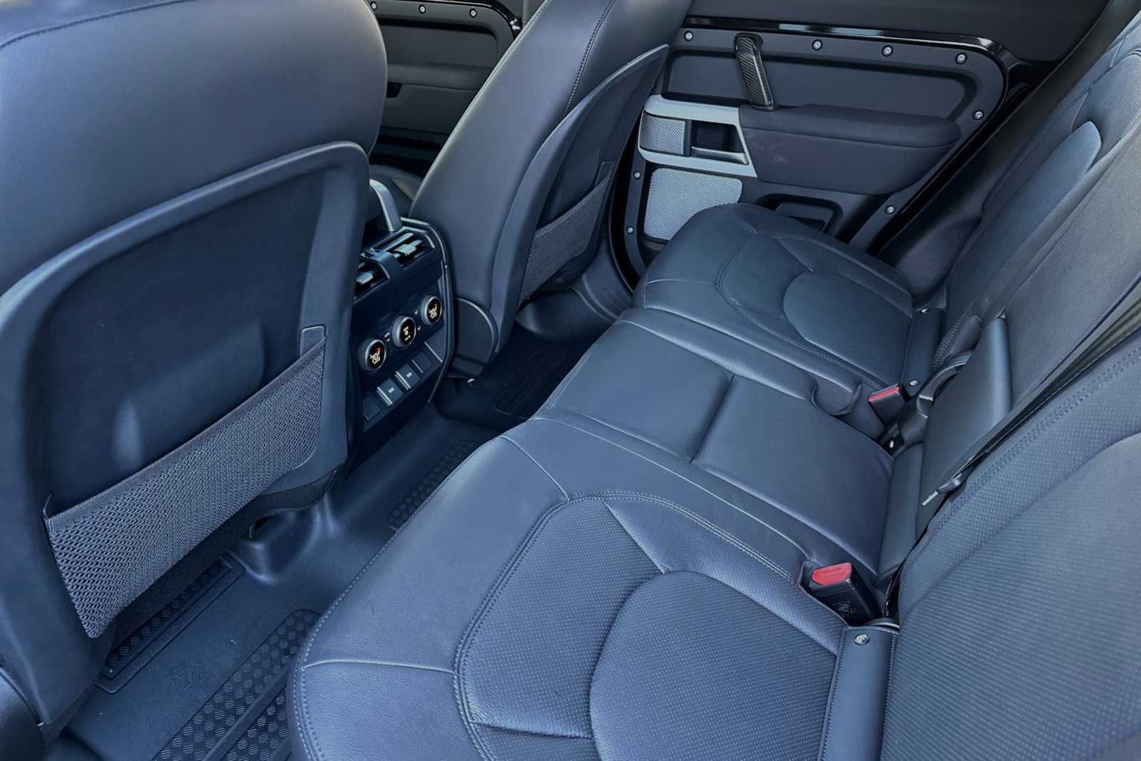 2023 Land Rover Defender SE photo 4
