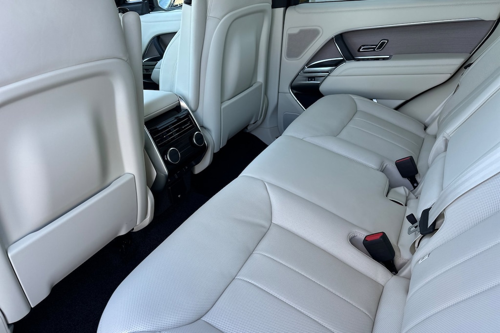 2026 Land Rover Range Rover SE photo 2