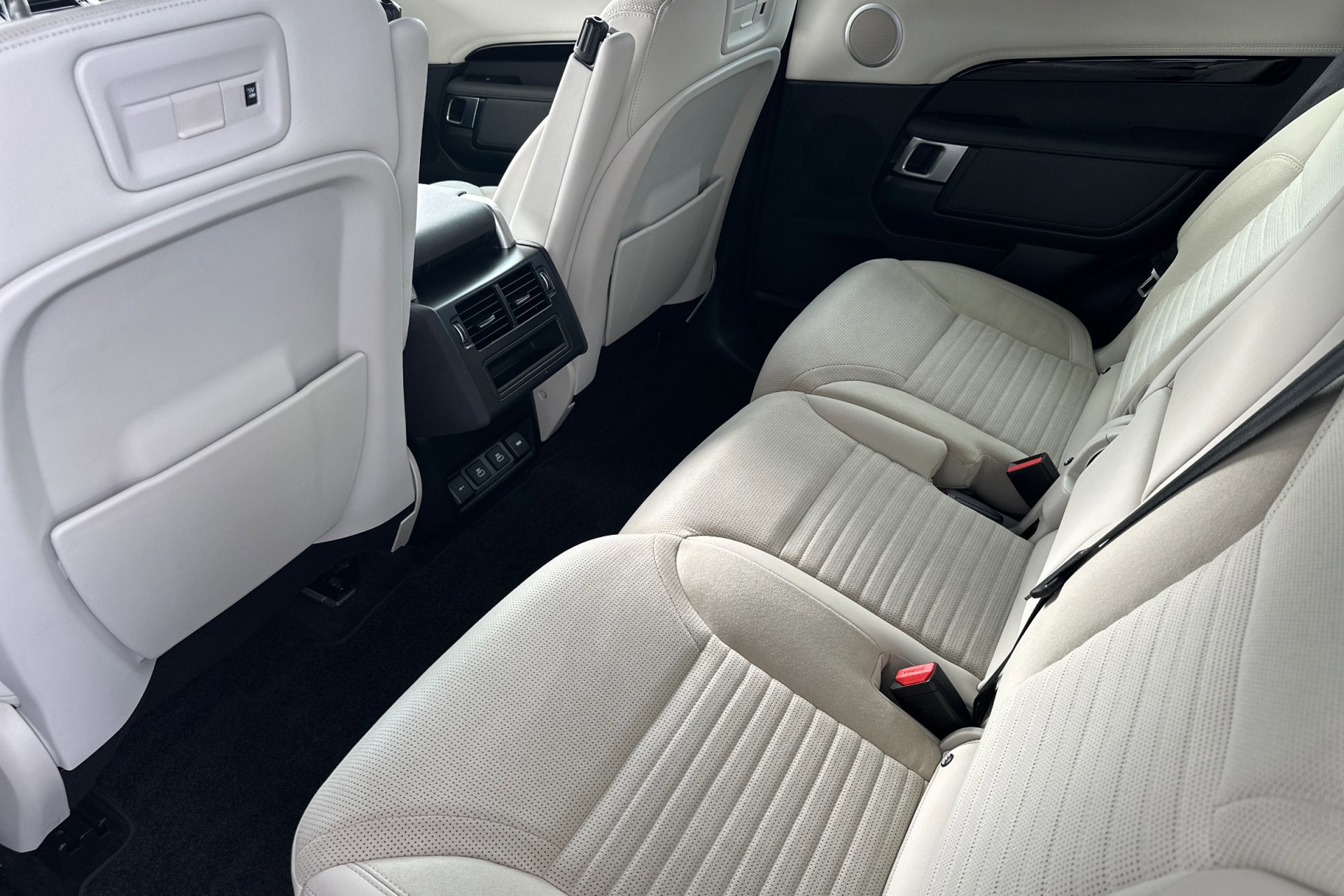 2022 Land Rover Discovery R-Dynamic S S R-Dynamic photo 3