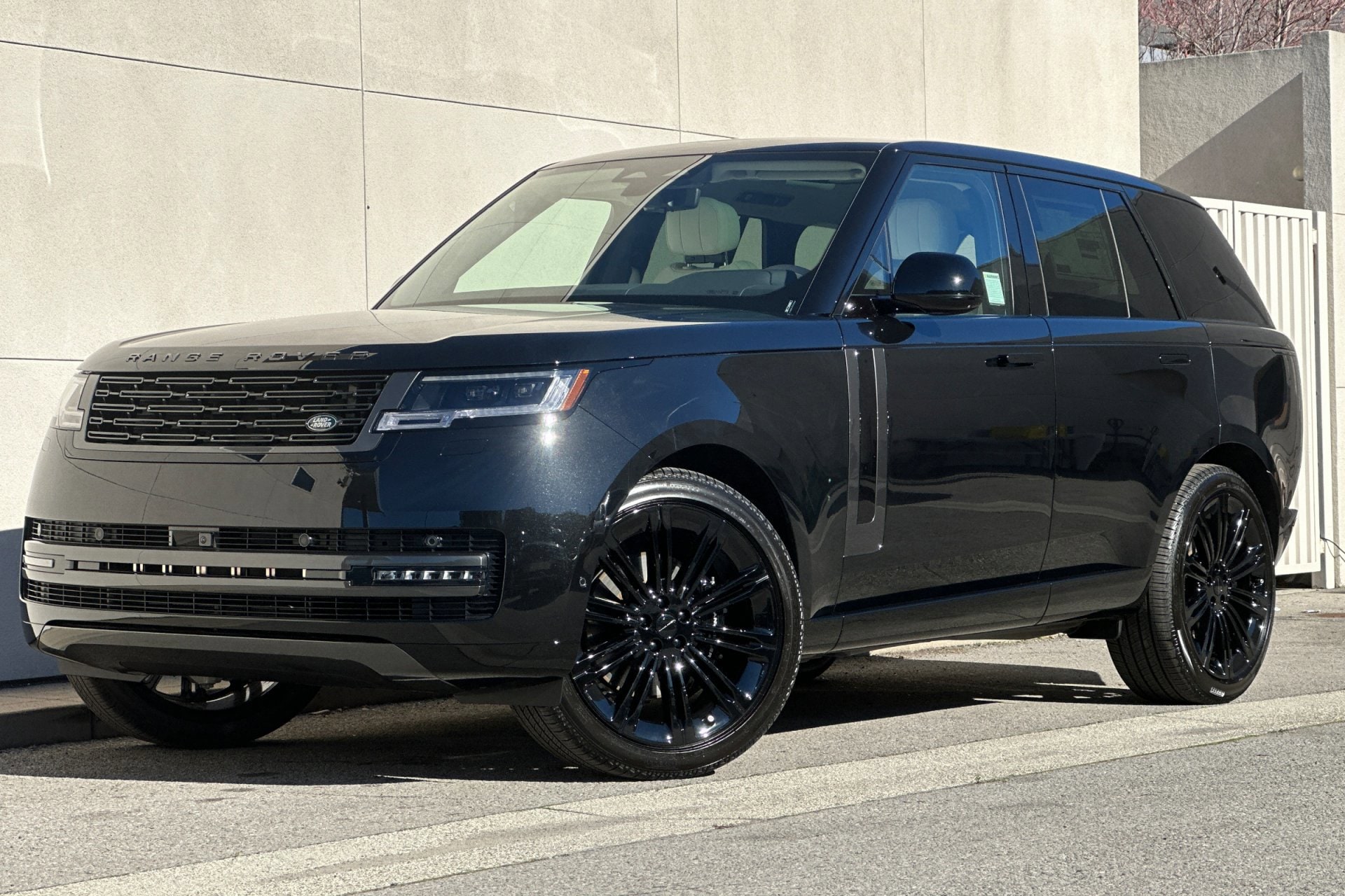 2026 Land Rover Range Rover SE's photo