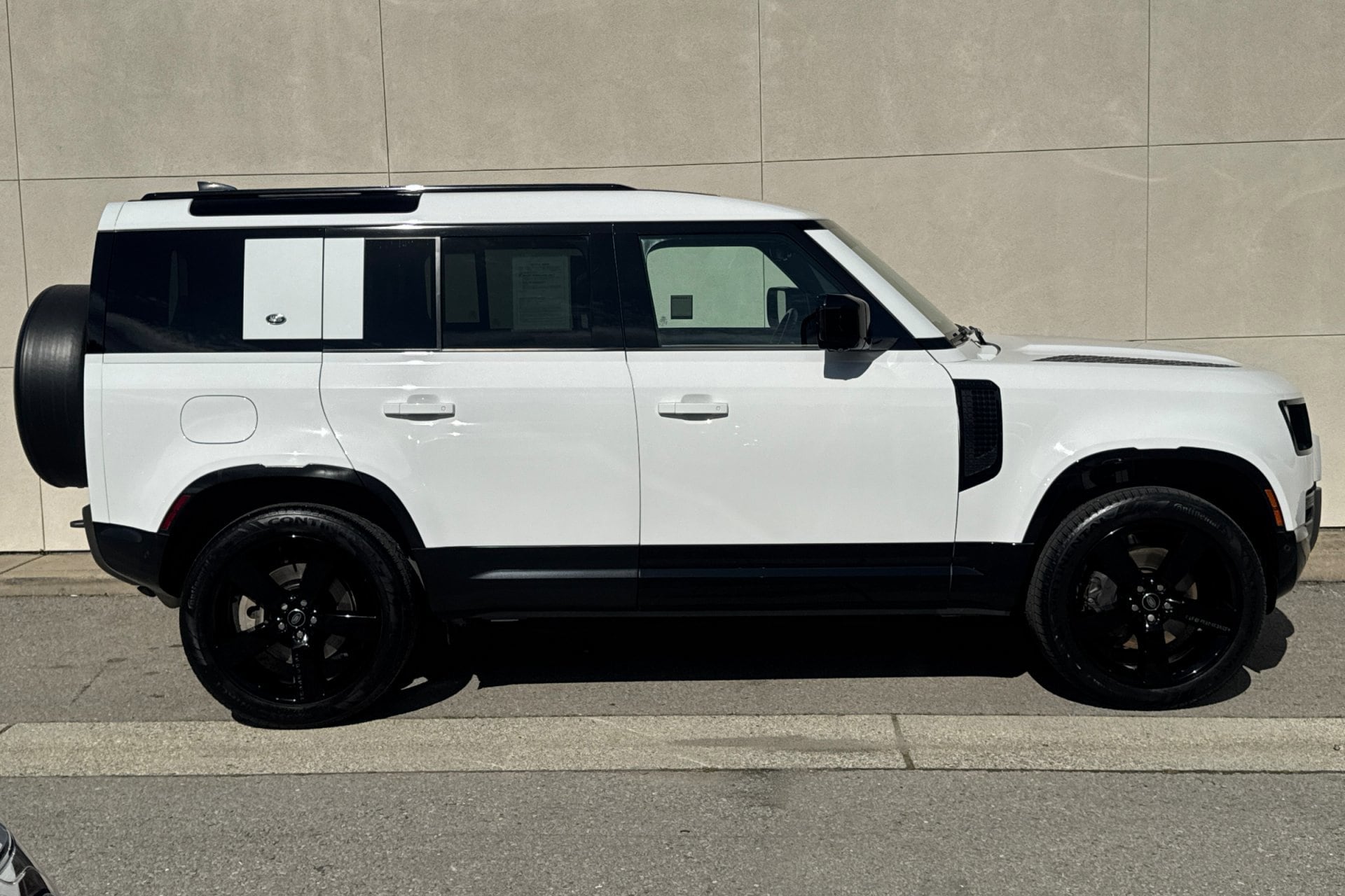 2022 Land Rover Defender X-Dynamic HSE photo 3