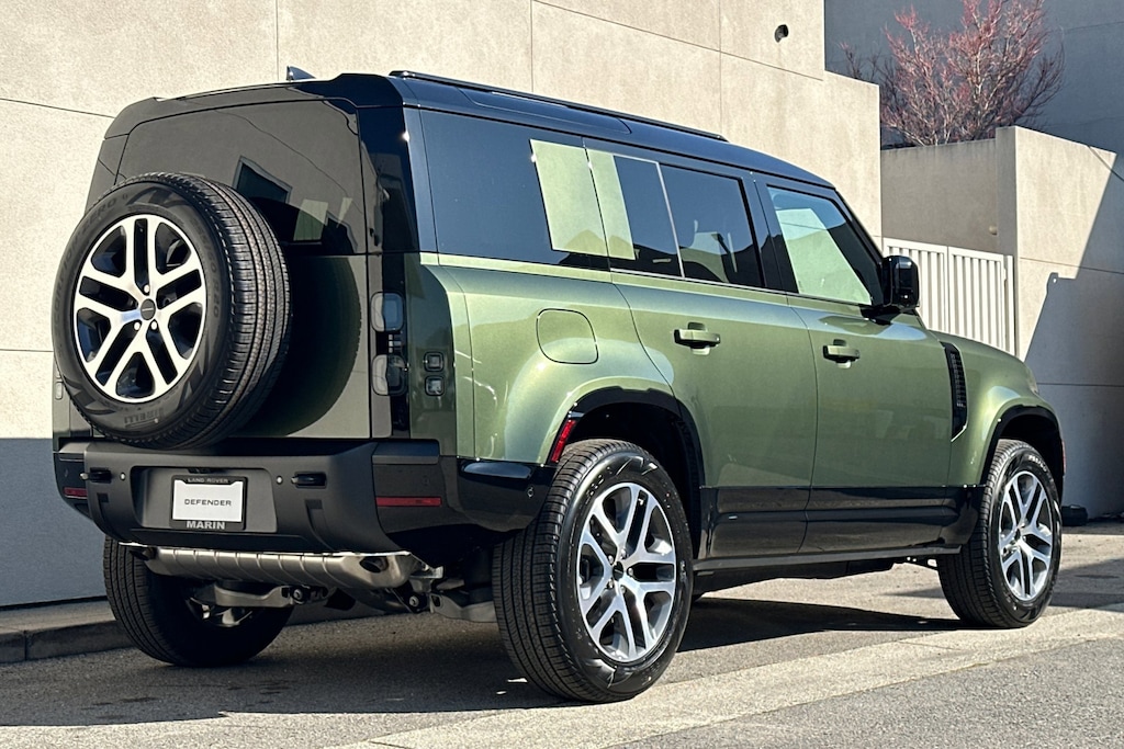 2026 Land Rover Defender 110 X-Dynamic SE photo 2