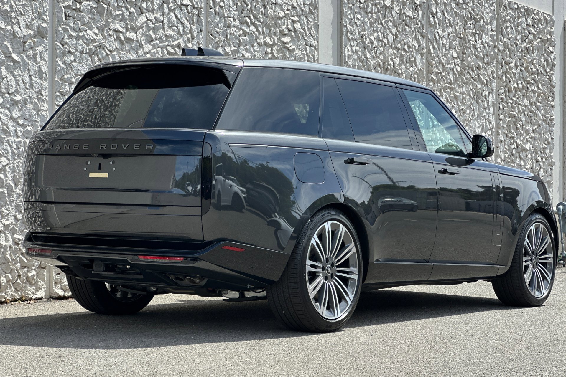 2025 Land Rover Range Rover SE photo 2