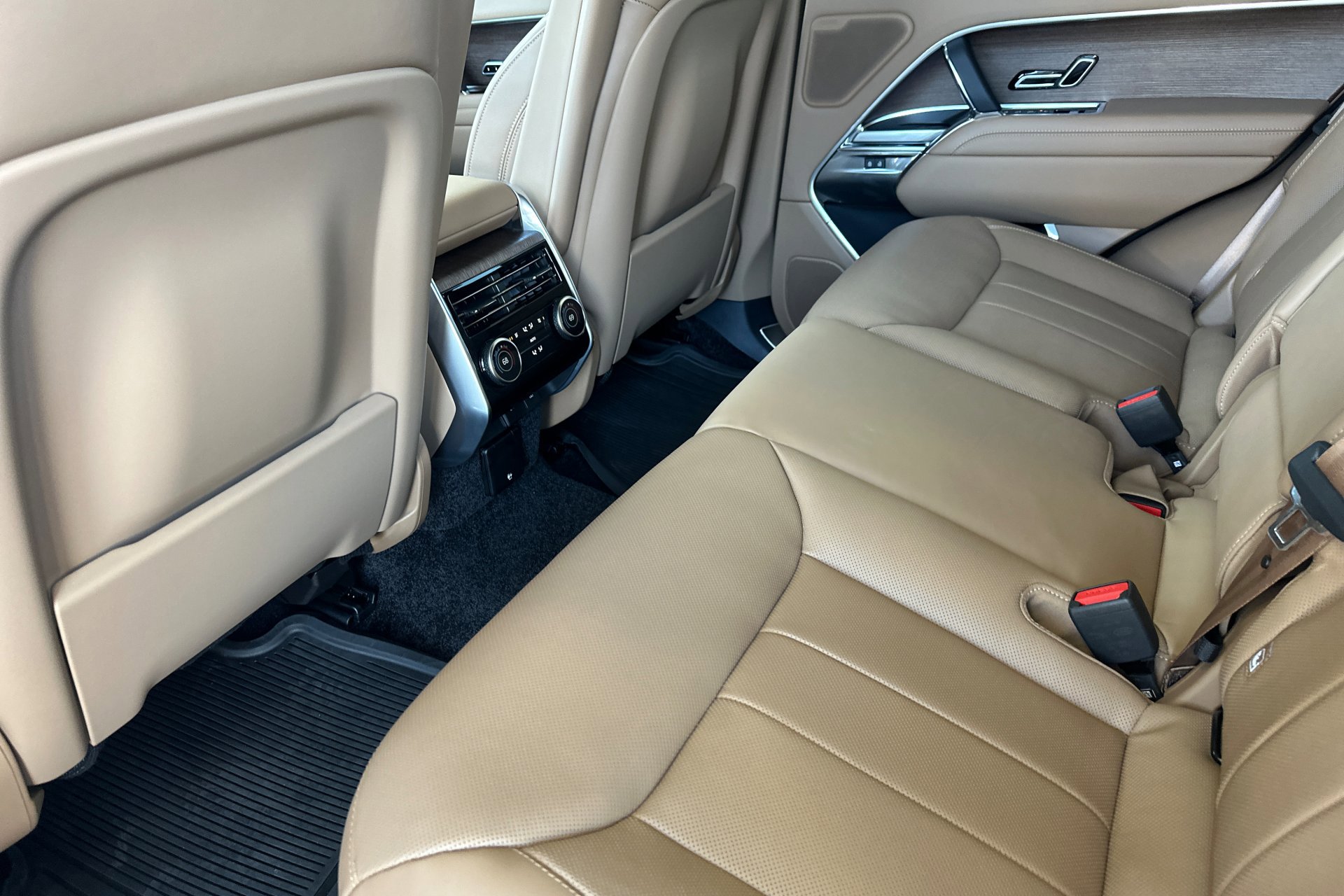 2025 Land Rover Range Rover SE photo 3