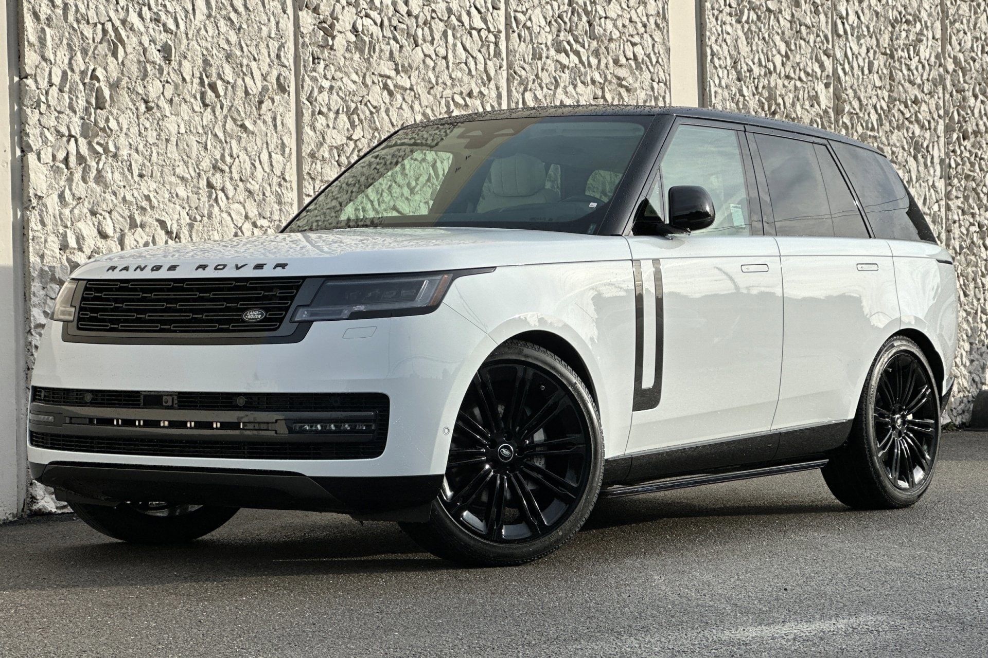 2025 Land Rover Range Rover SE's photo