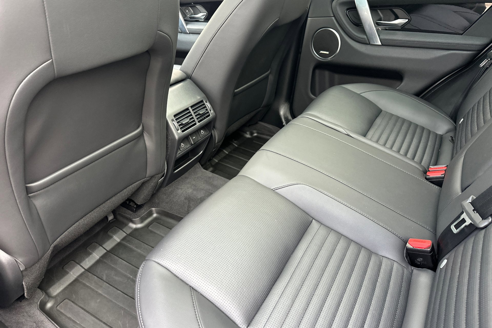 2023 Land Rover Discovery Sport SE photo 4