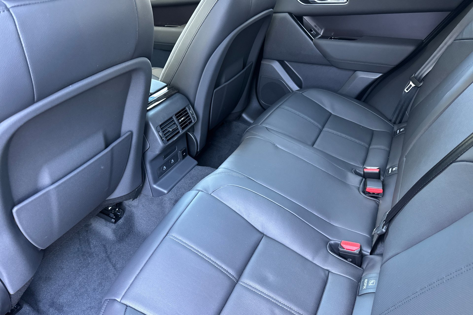 2026 Land Rover Range Rover Velar SE photo 3