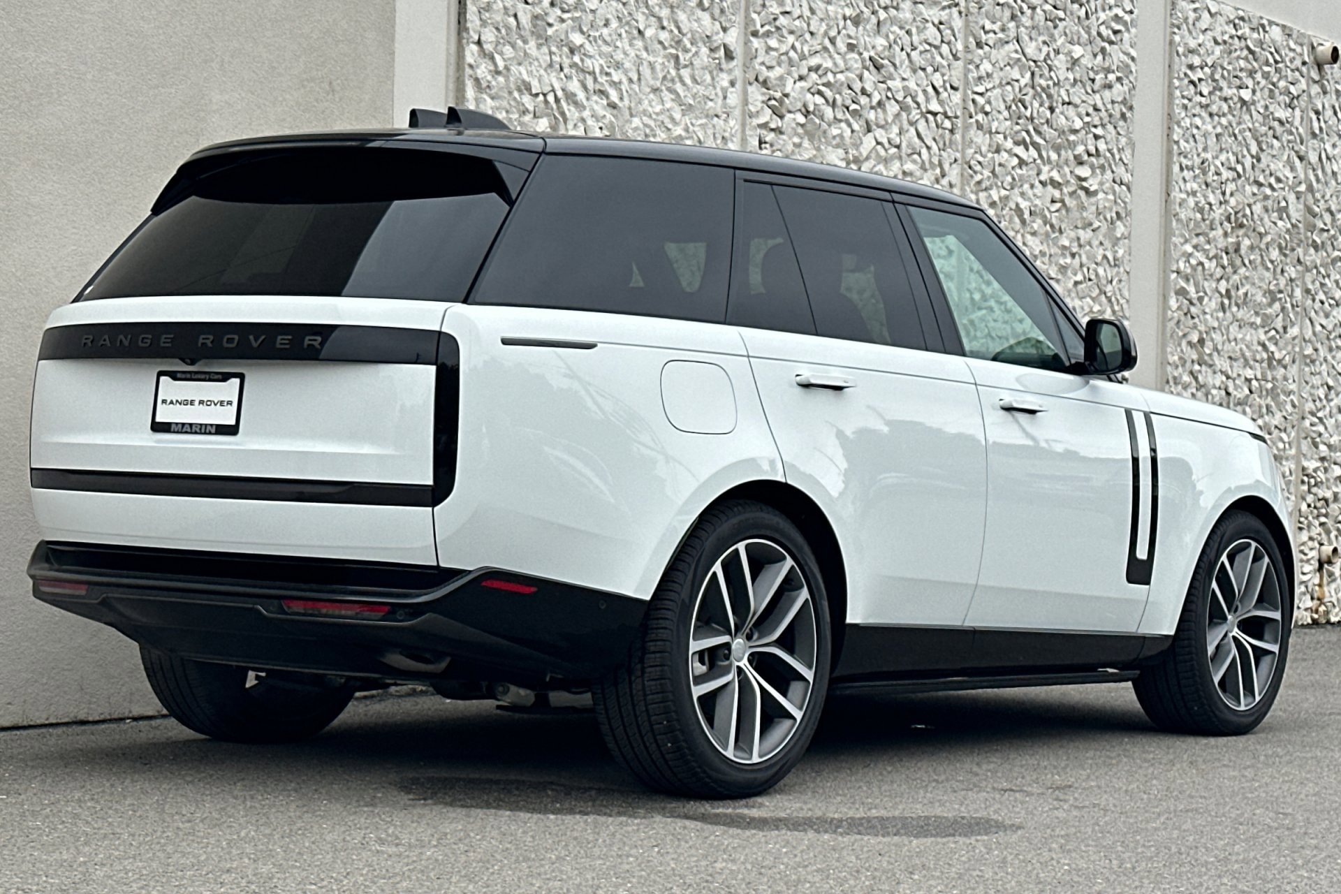 2025 Land Rover Range Rover SE photo 2