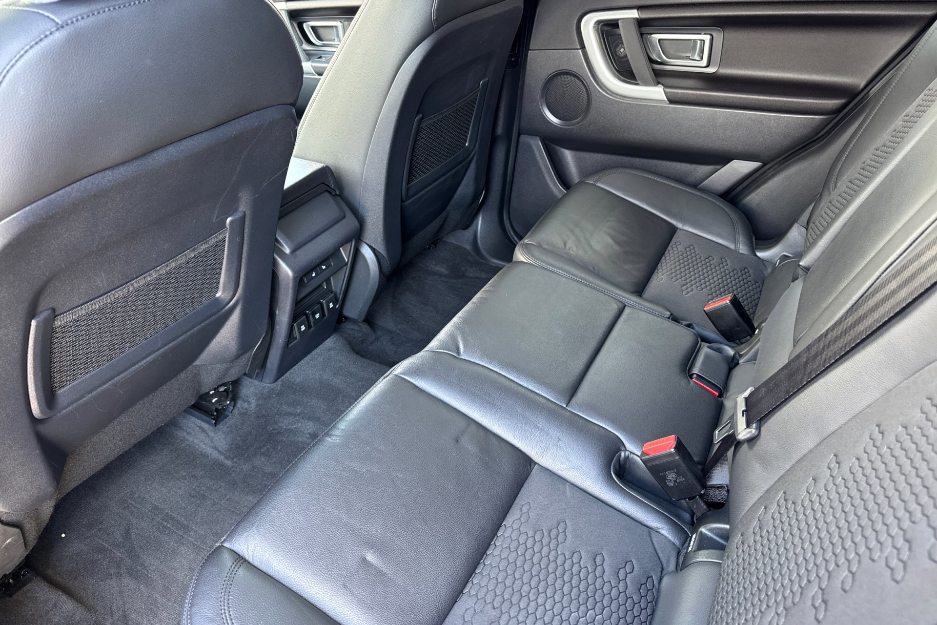 2018 Land Rover Discovery Sport SE photo 4