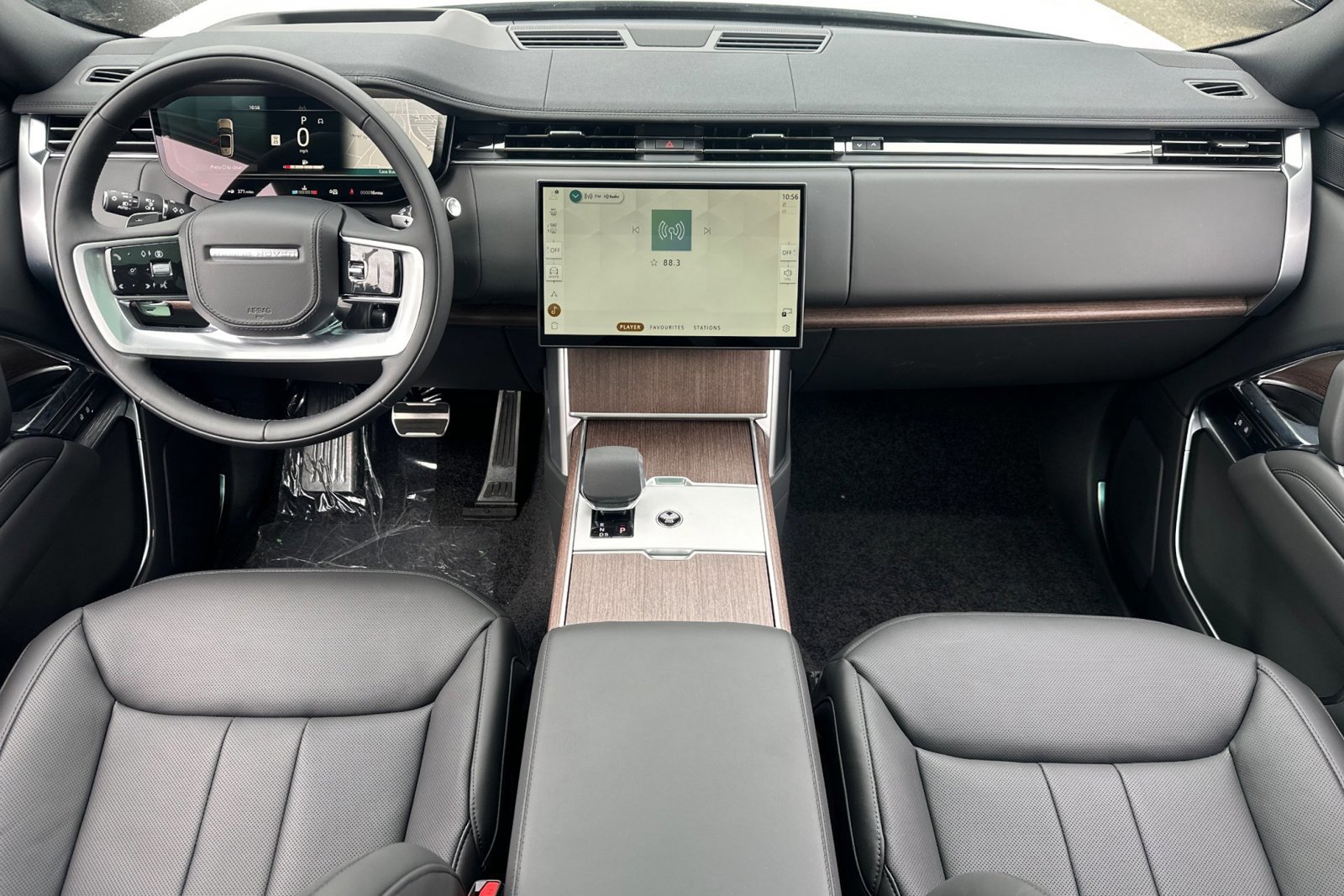 2025 Land Rover Range Rover SE photo 3