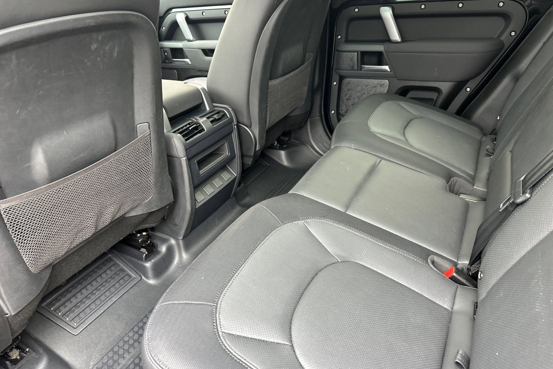 2023 Land Rover Defender 110 X-Dynamic SE photo 4