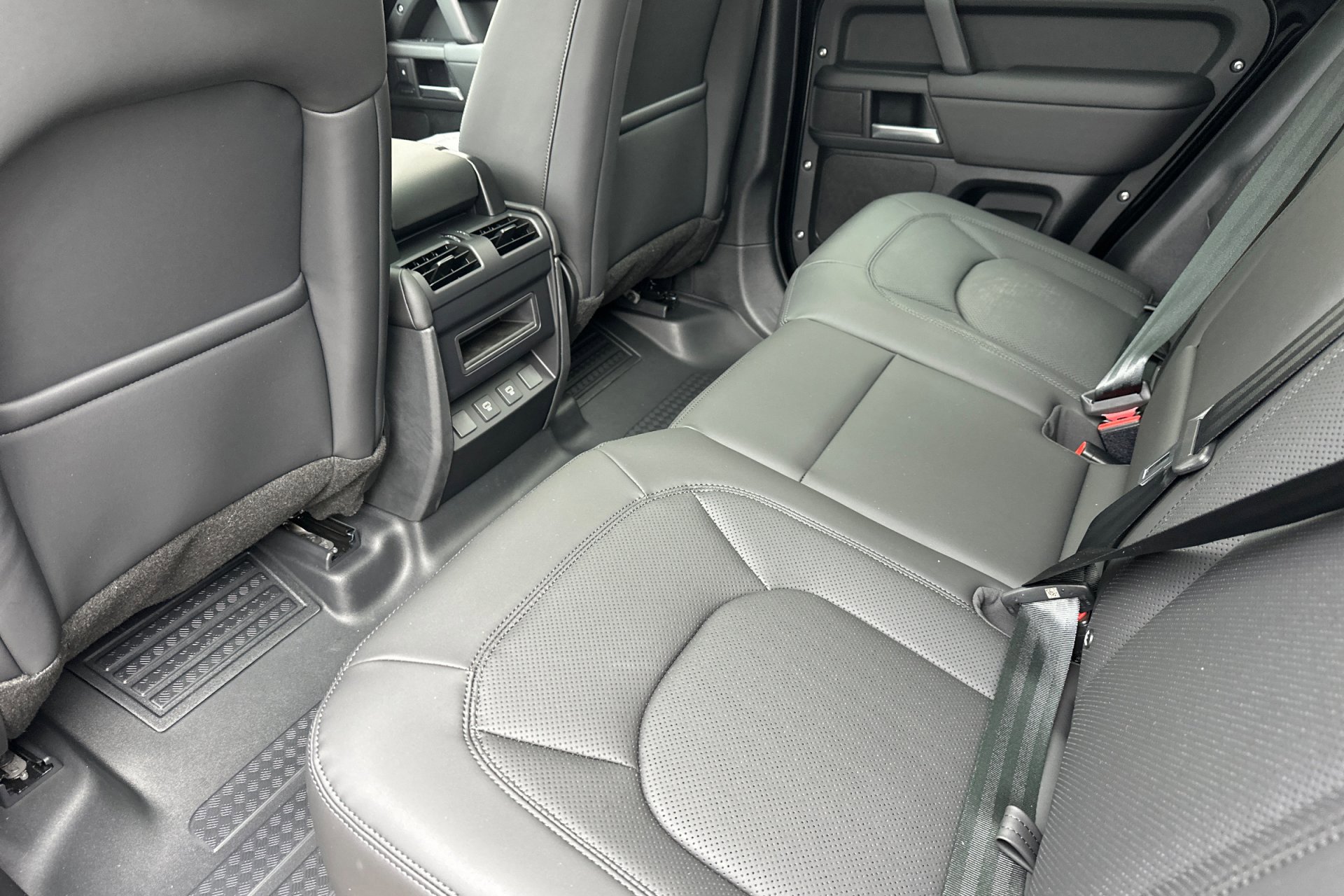 2025 Land Rover Defender 110 S photo 4