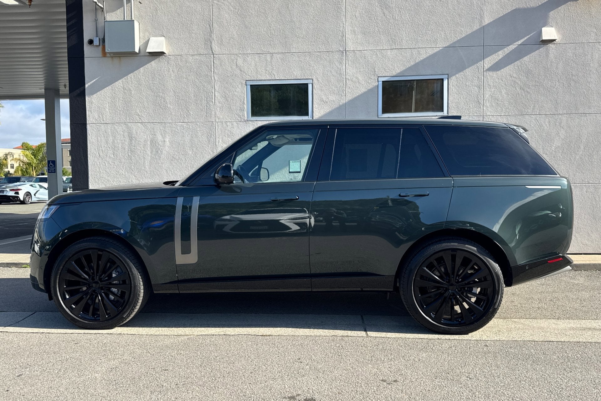 2025 Land Rover Range Rover SE photo 4