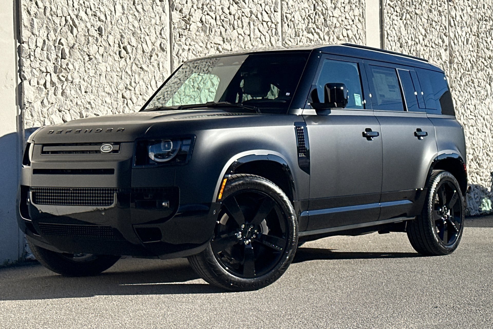 2026 Land Rover Defender X-Dynamic SE's photo