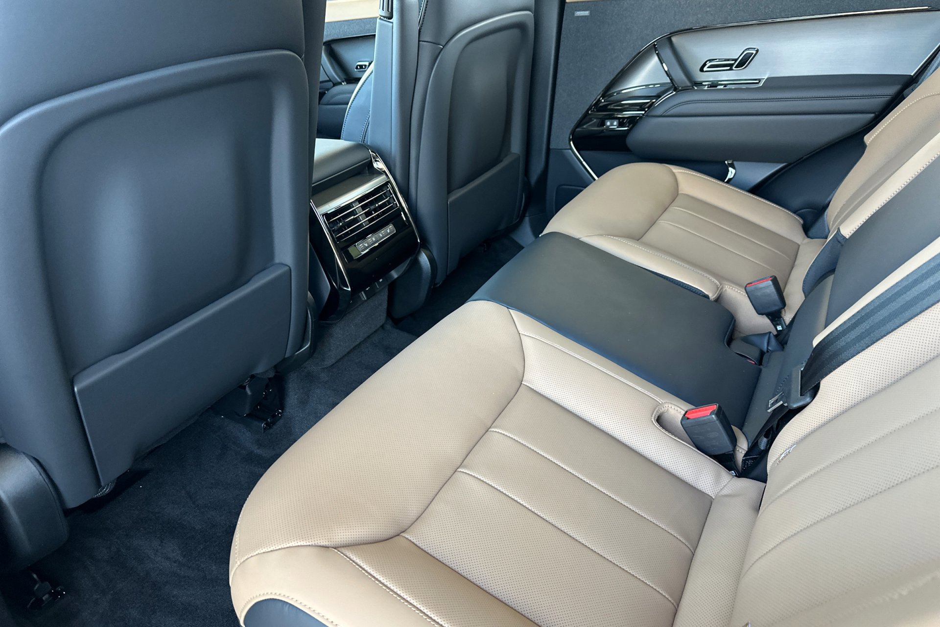2025 Land Rover Range Rover Sport SE photo 4