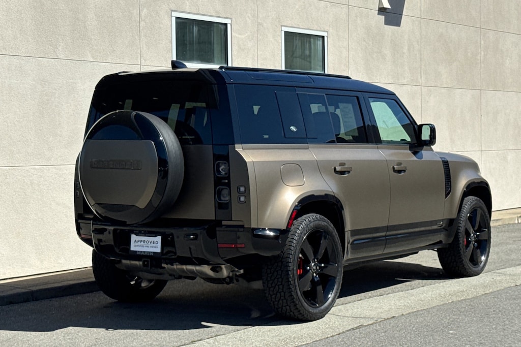 2024 Land Rover Defender 110 photo 2