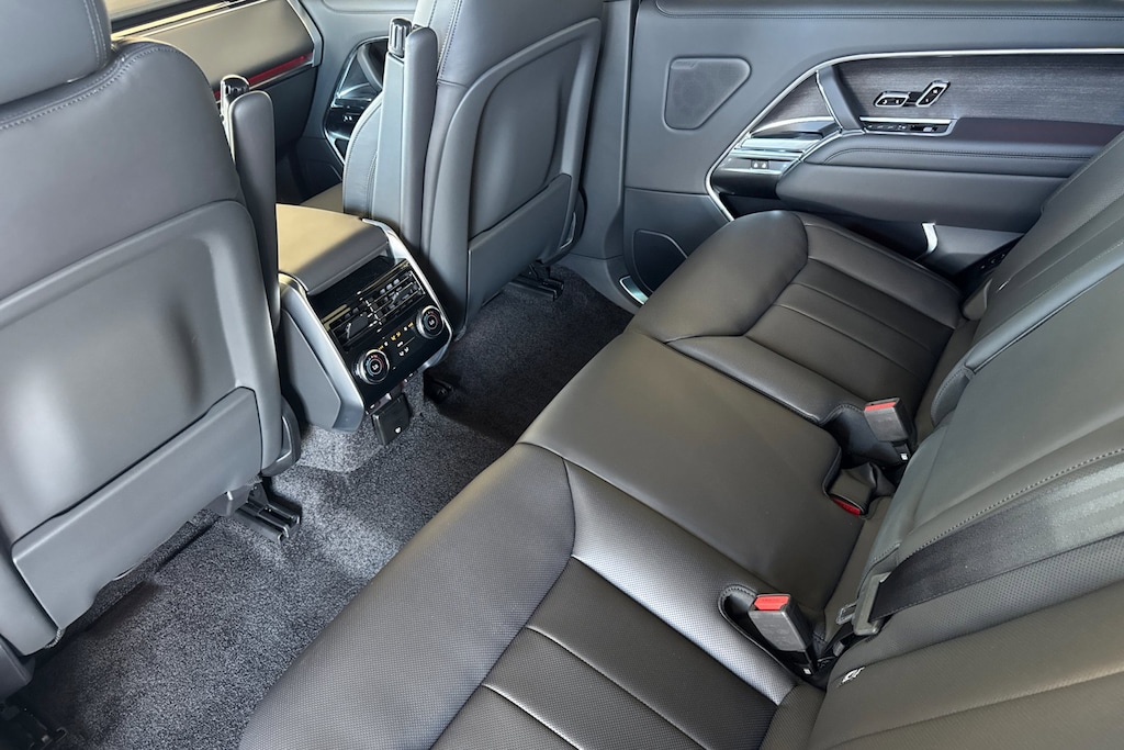 2026 Land Rover Range Rover SE photo 4