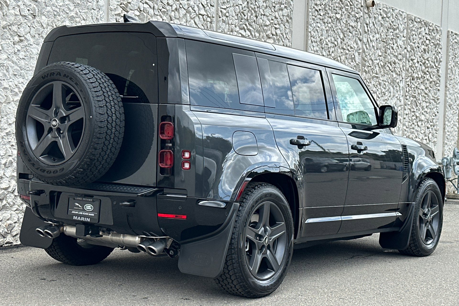 2025 Land Rover Defender 110 X-Dynamic SE photo 2